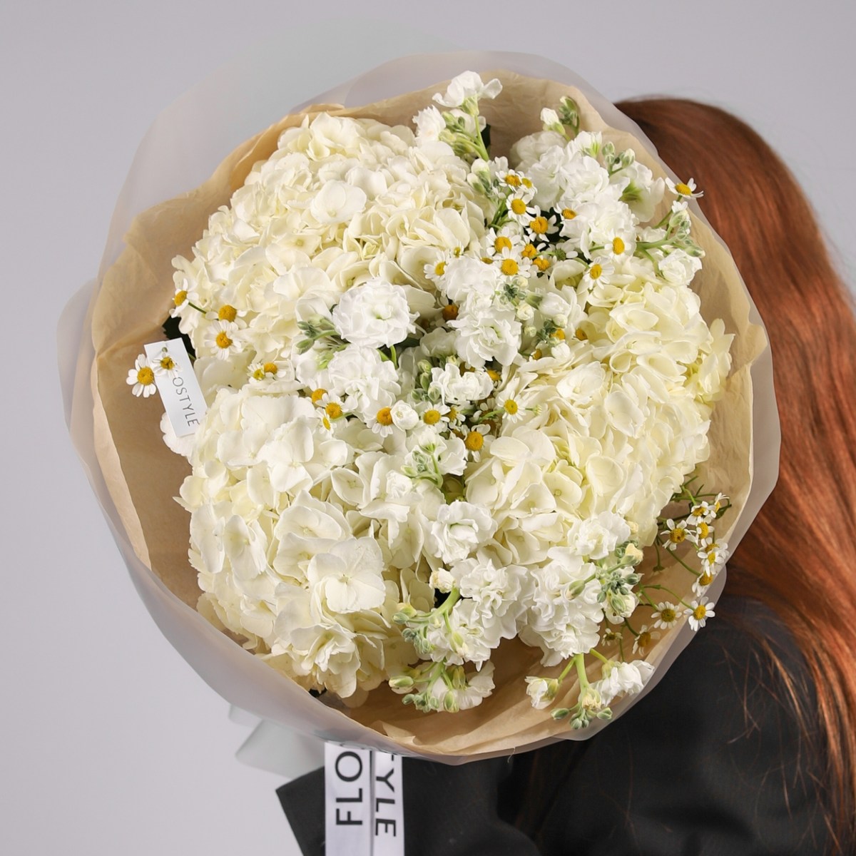 Авторский букет с гортензией и ромашкой